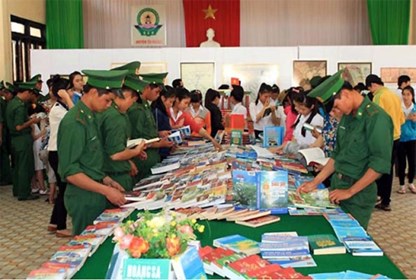 Đông đảo nhân dân, bộ đội và học sinh đến tham quan triển lãm.